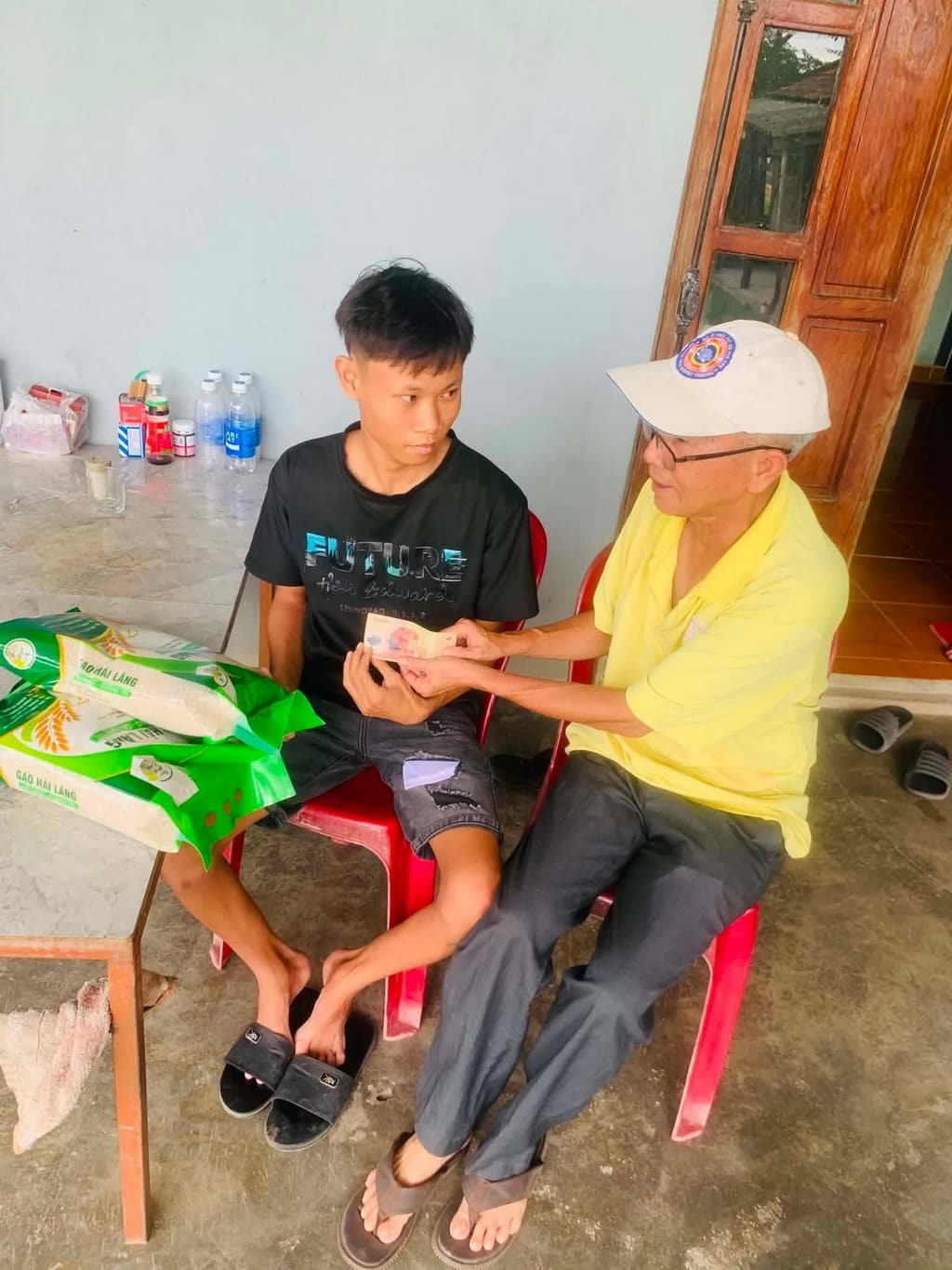 Từ thiện mùa Phật đản — 56