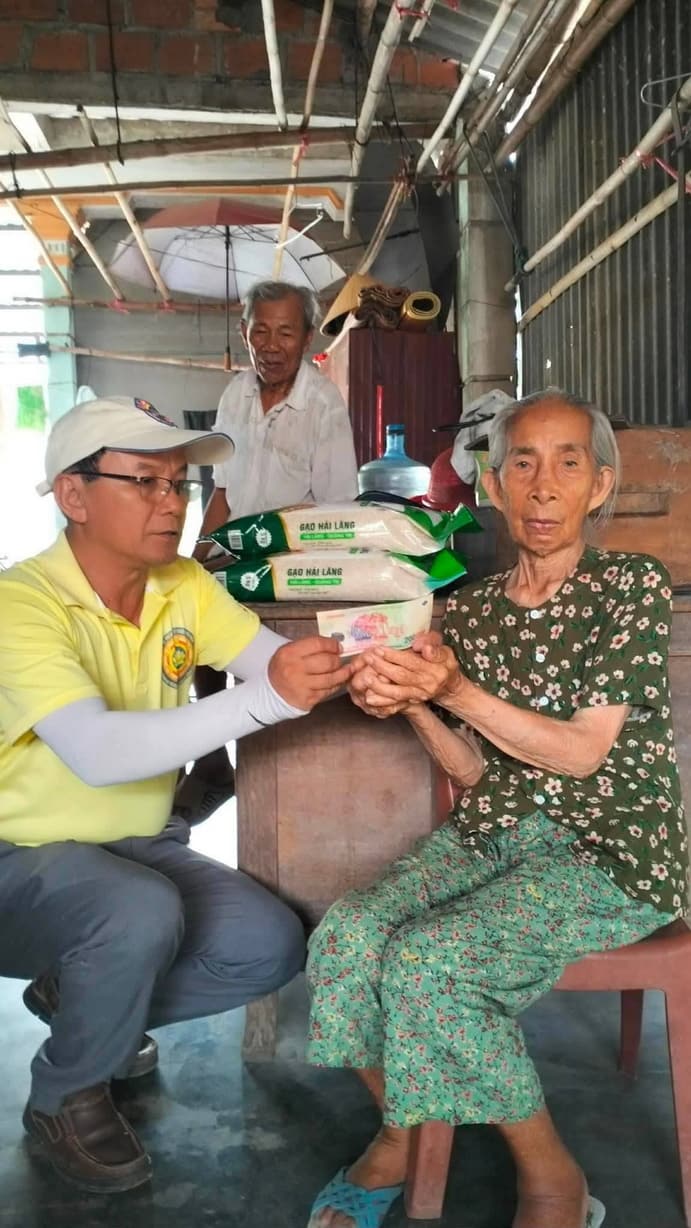 Từ thiện mùa Phật đản — 141