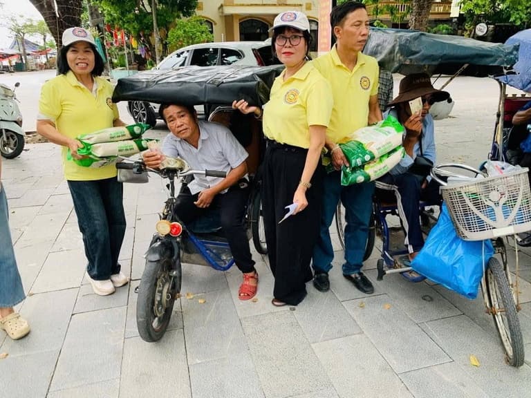 Từ thiện mùa Phật đản — 138