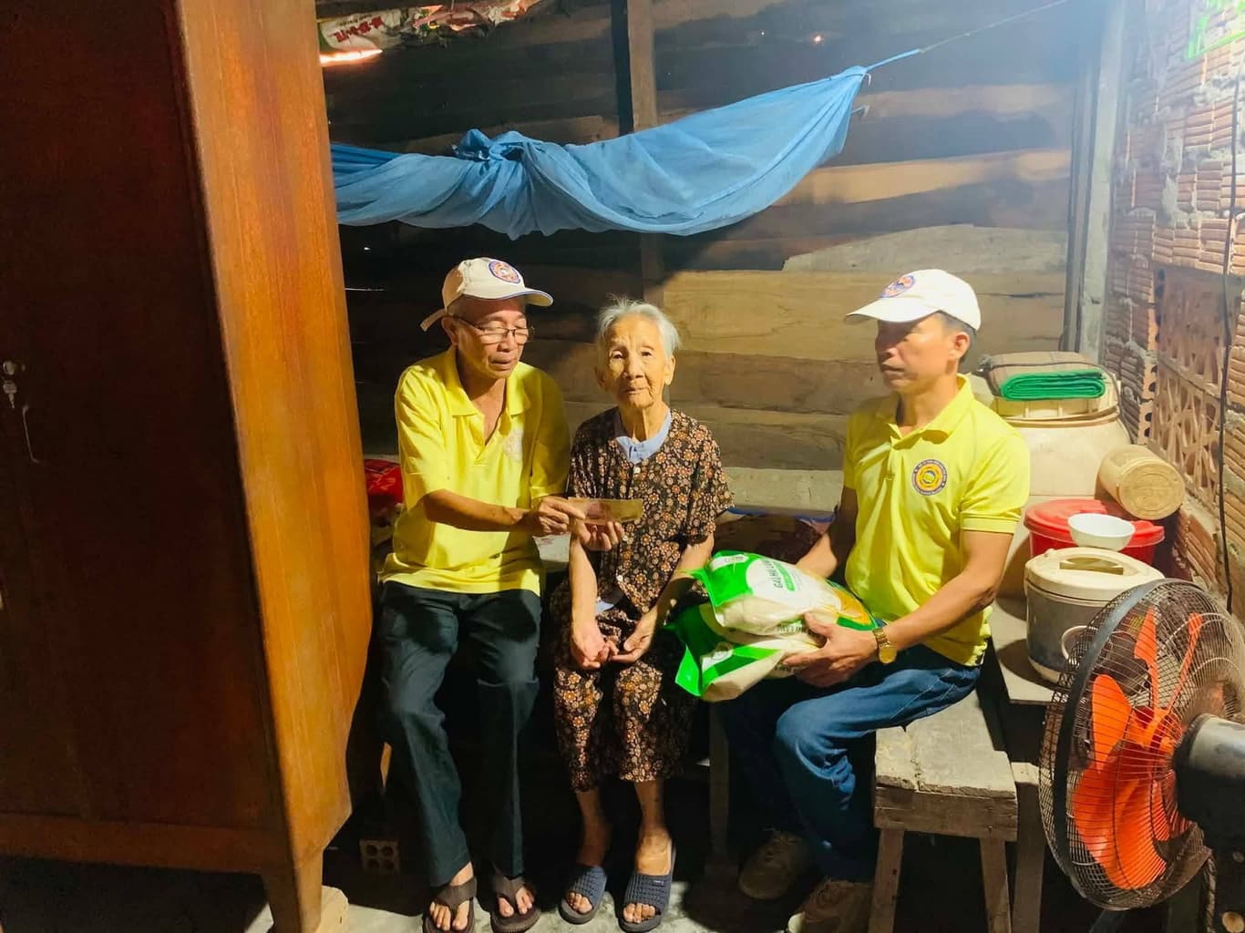 Từ thiện mùa Phật đản — 50