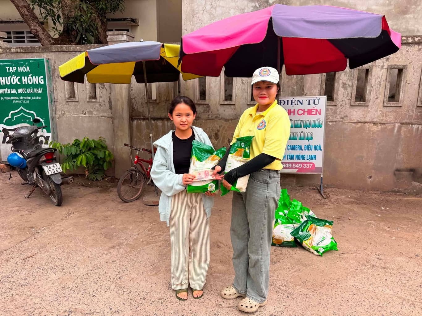 Từ thiện mùa Phật đản — 48