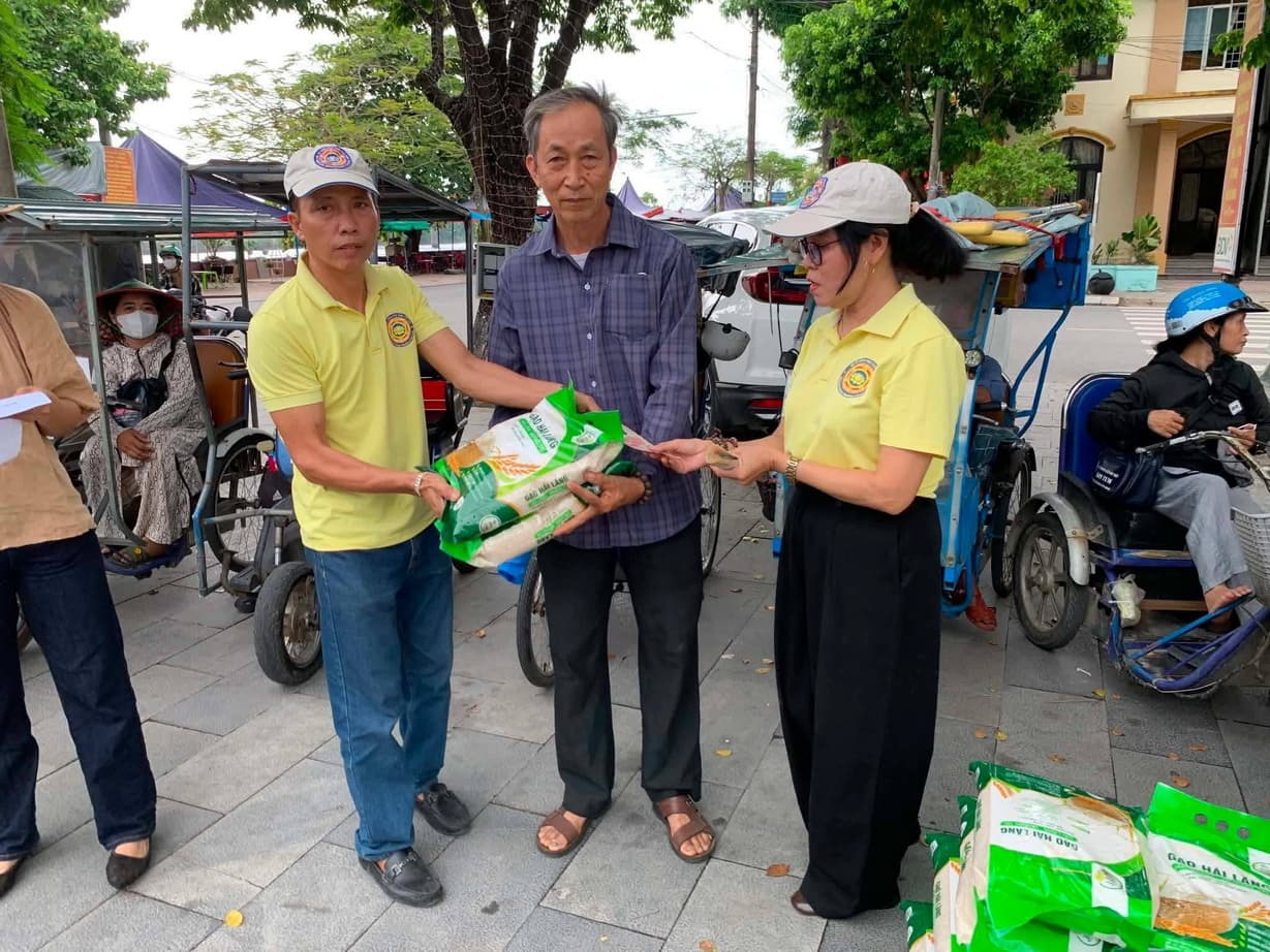 Từ thiện mùa Phật đản — 136