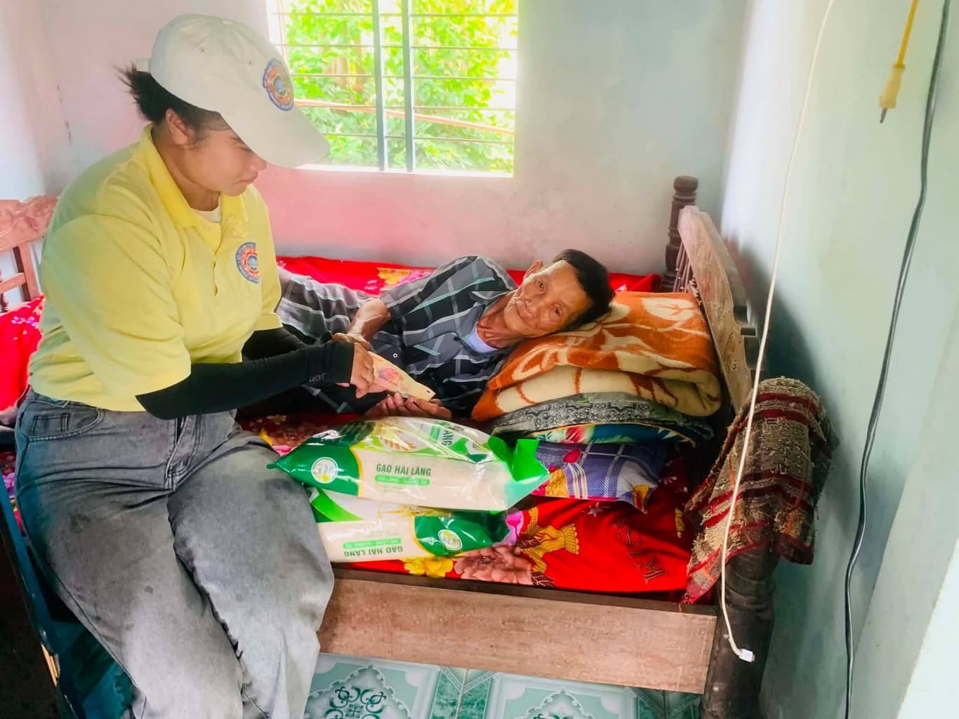 Từ thiện mùa Phật đản — 40