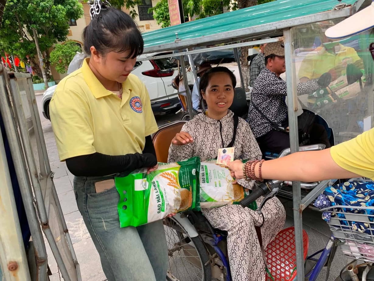 Từ thiện mùa Phật đản — 134