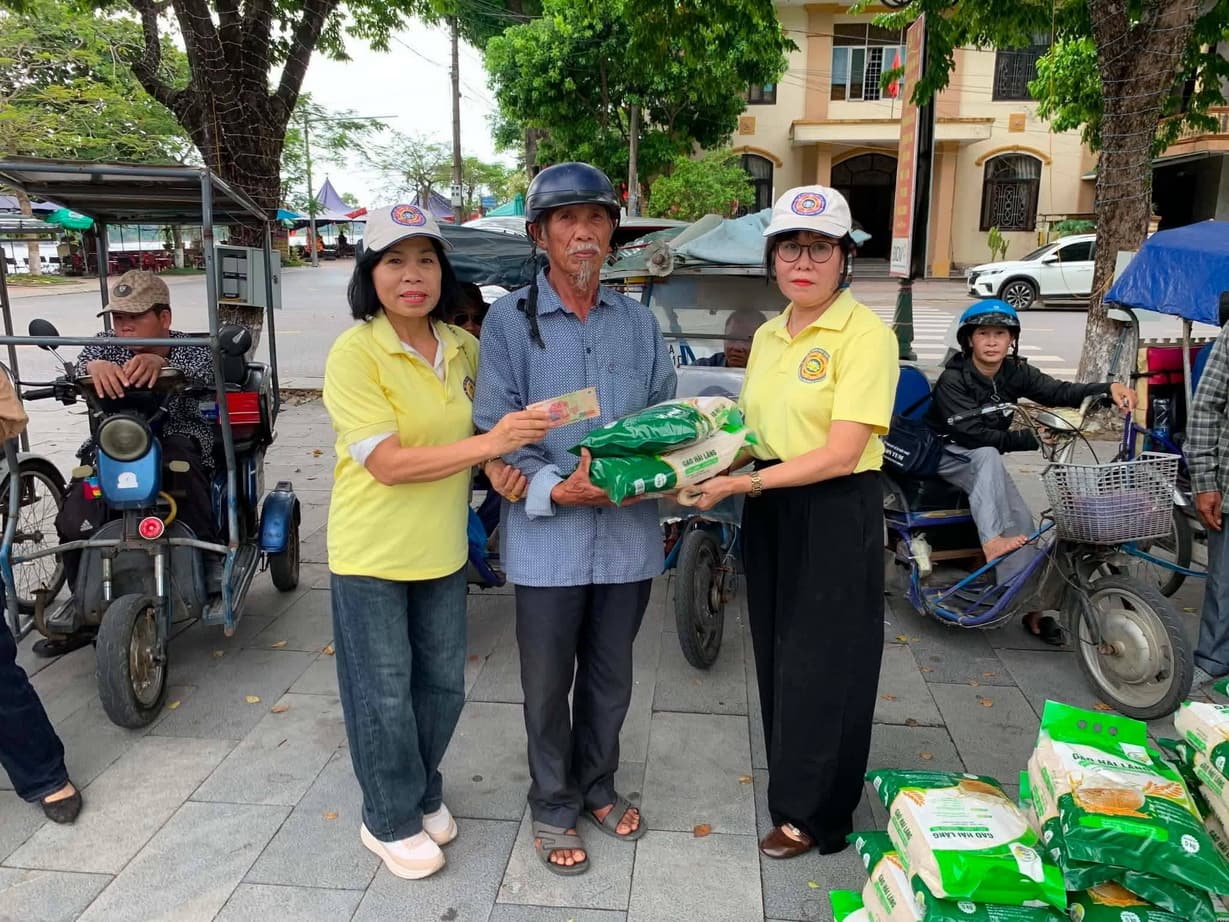 Từ thiện mùa Phật đản — 133