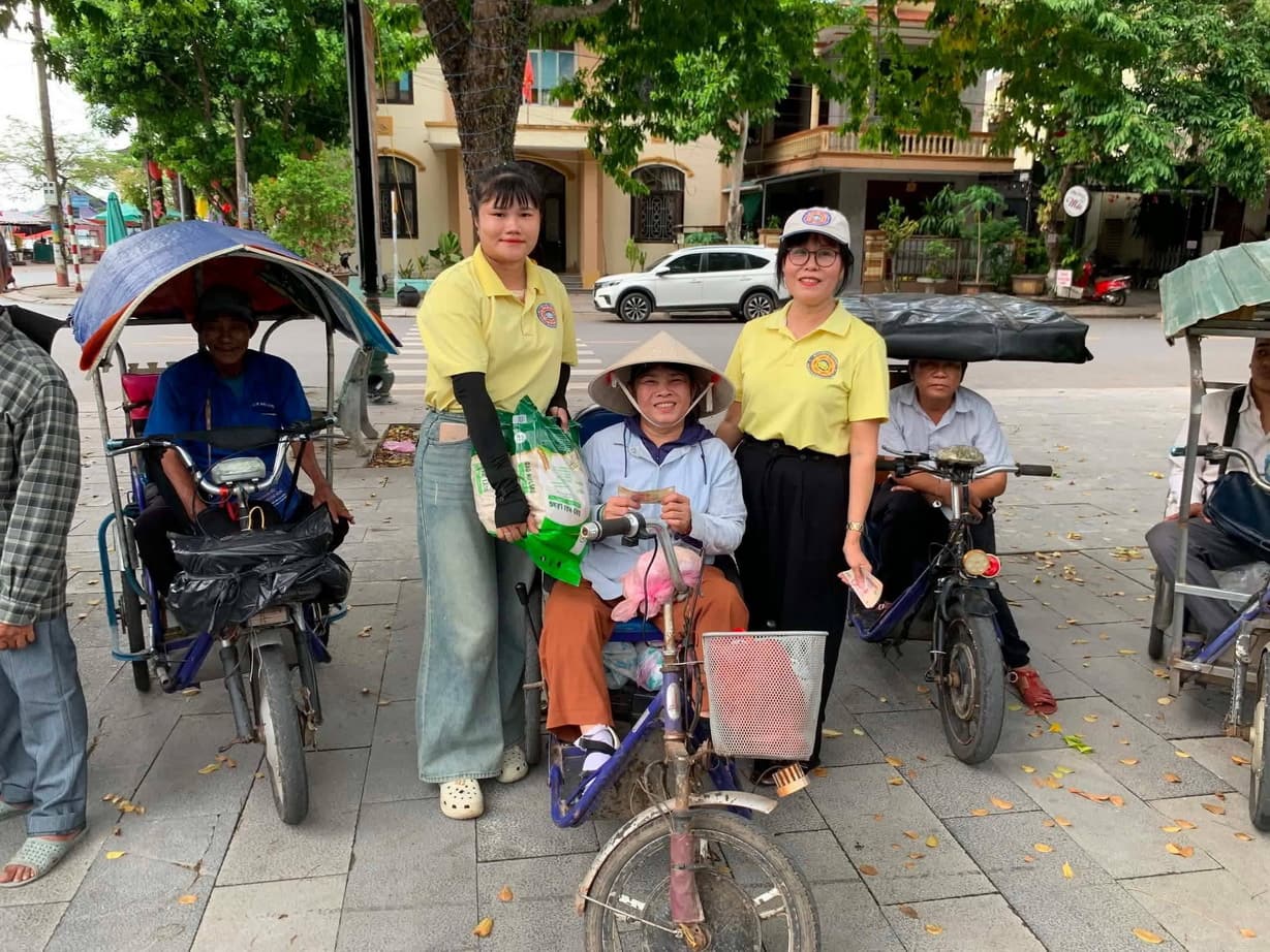 Từ thiện mùa Phật đản — 132