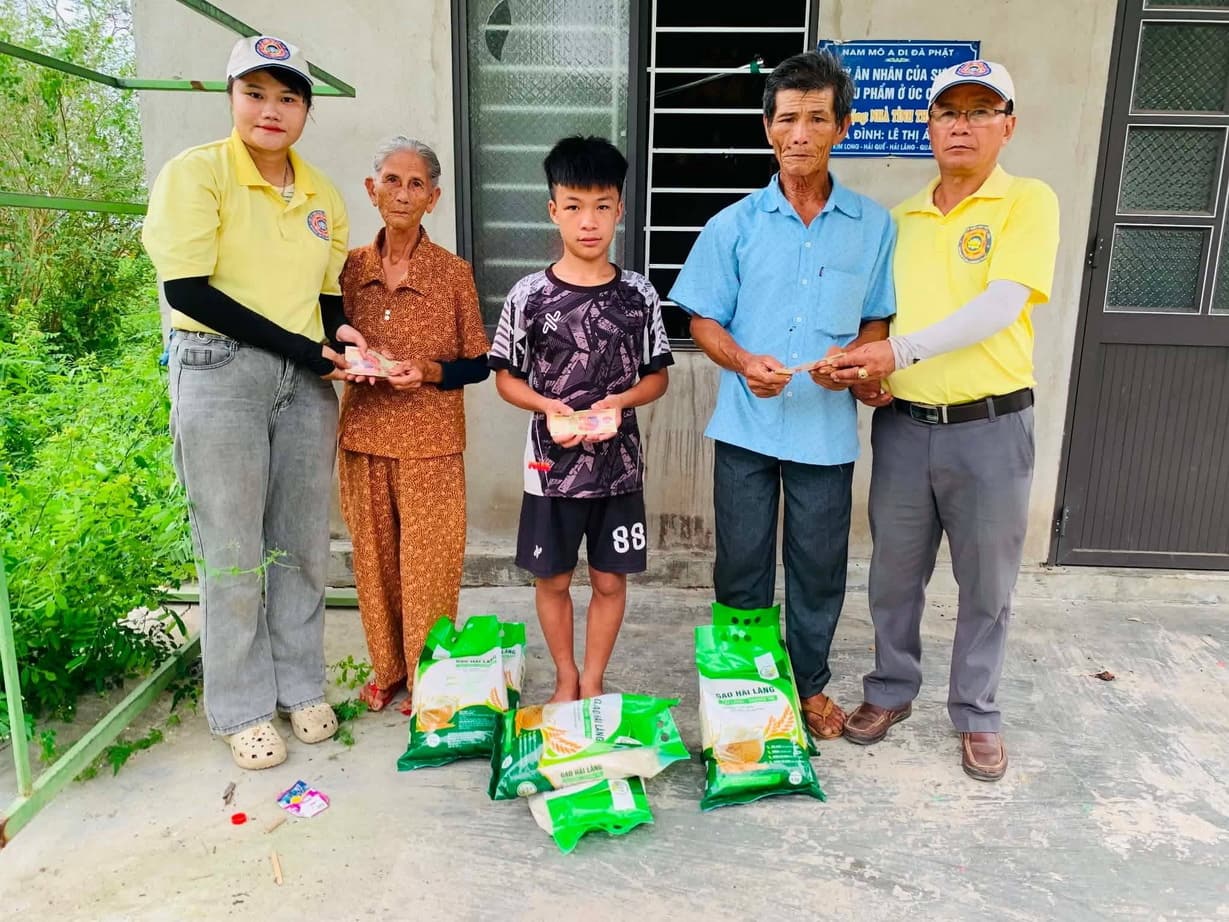 Từ thiện mùa Phật đản — 129