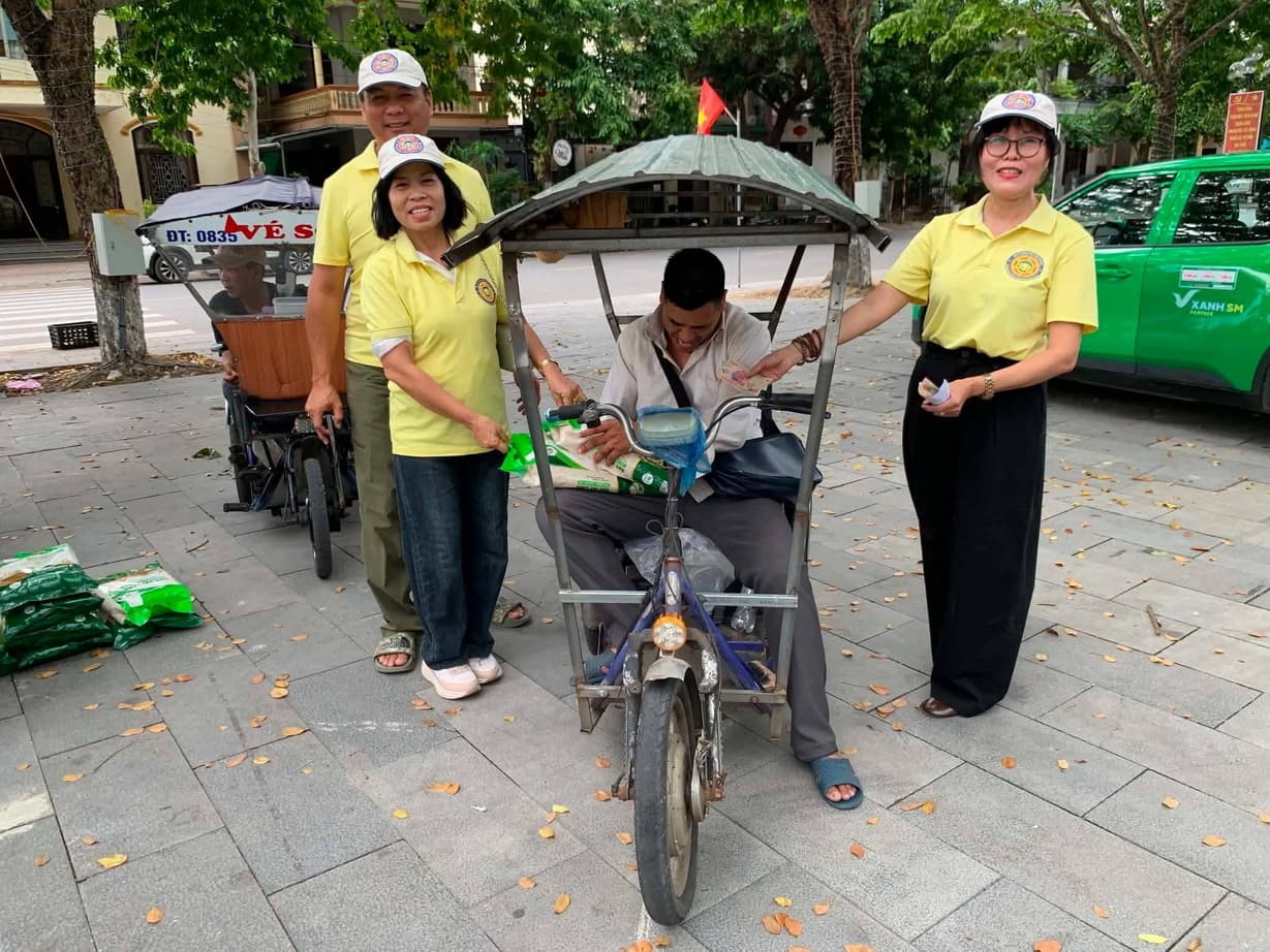 Từ thiện mùa Phật đản — 127