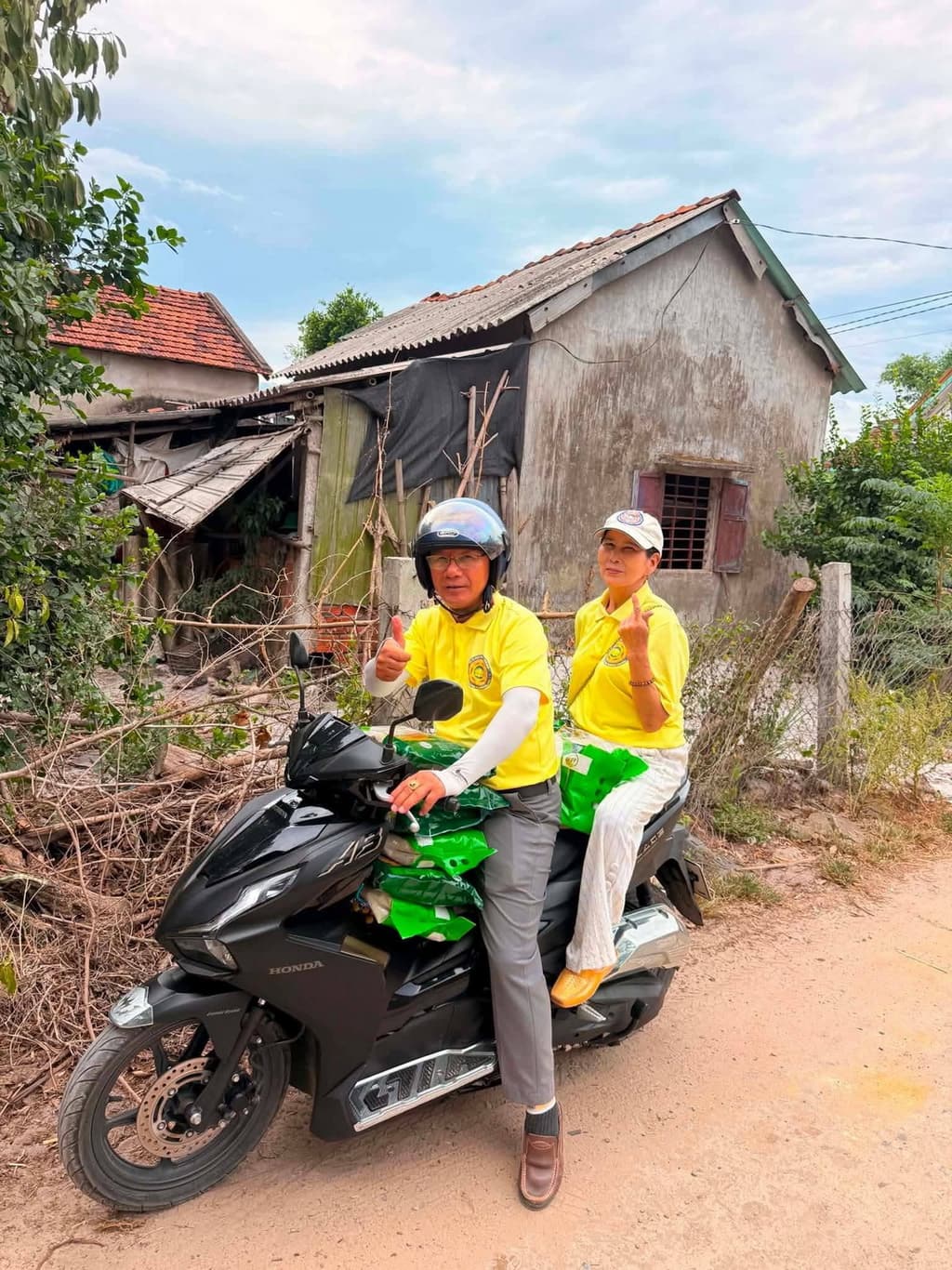 Từ thiện mùa Phật đản — 5