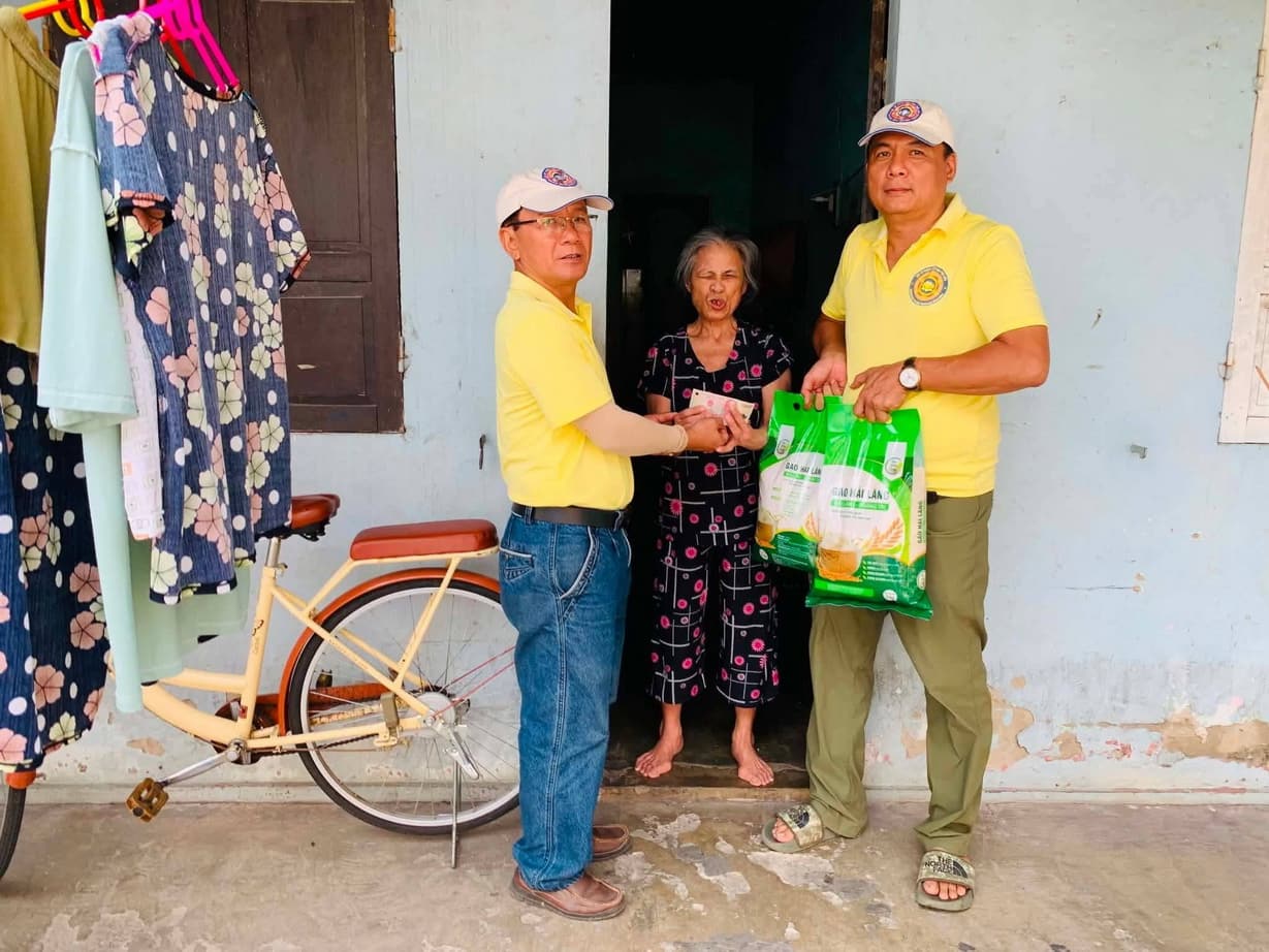 Từ thiện mùa Phật đản — 126