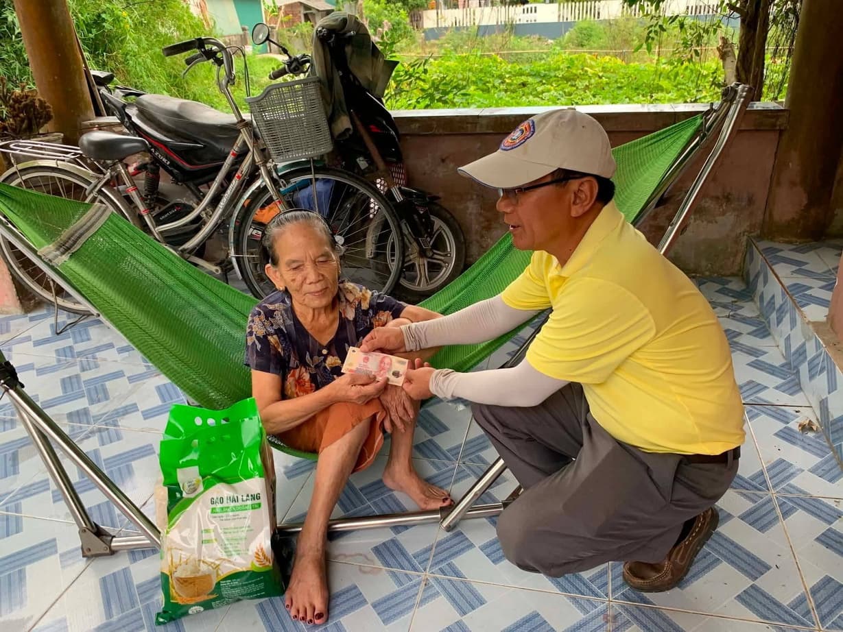 Từ thiện mùa Phật đản — 121