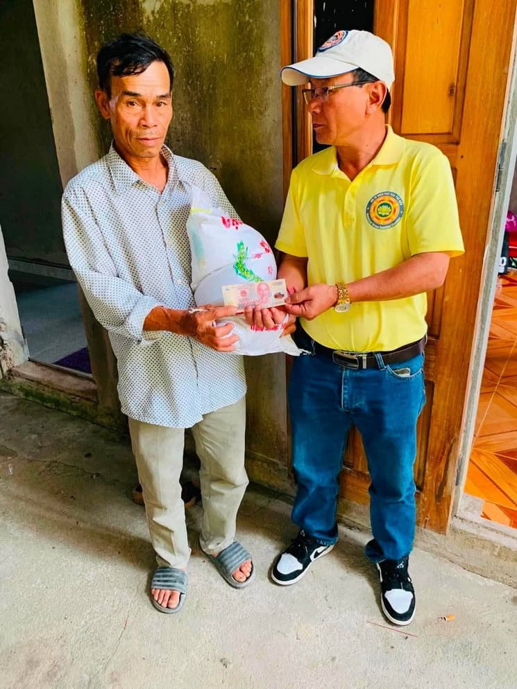 Từ thiện mùa Phật đản — 120