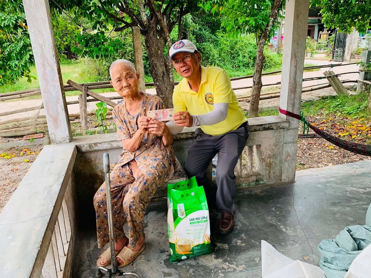 Từ thiện mùa Phật đản — 115