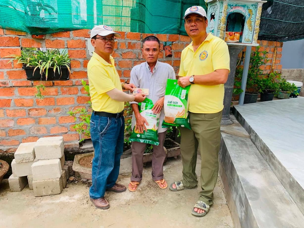 Từ thiện mùa Phật đản — 114