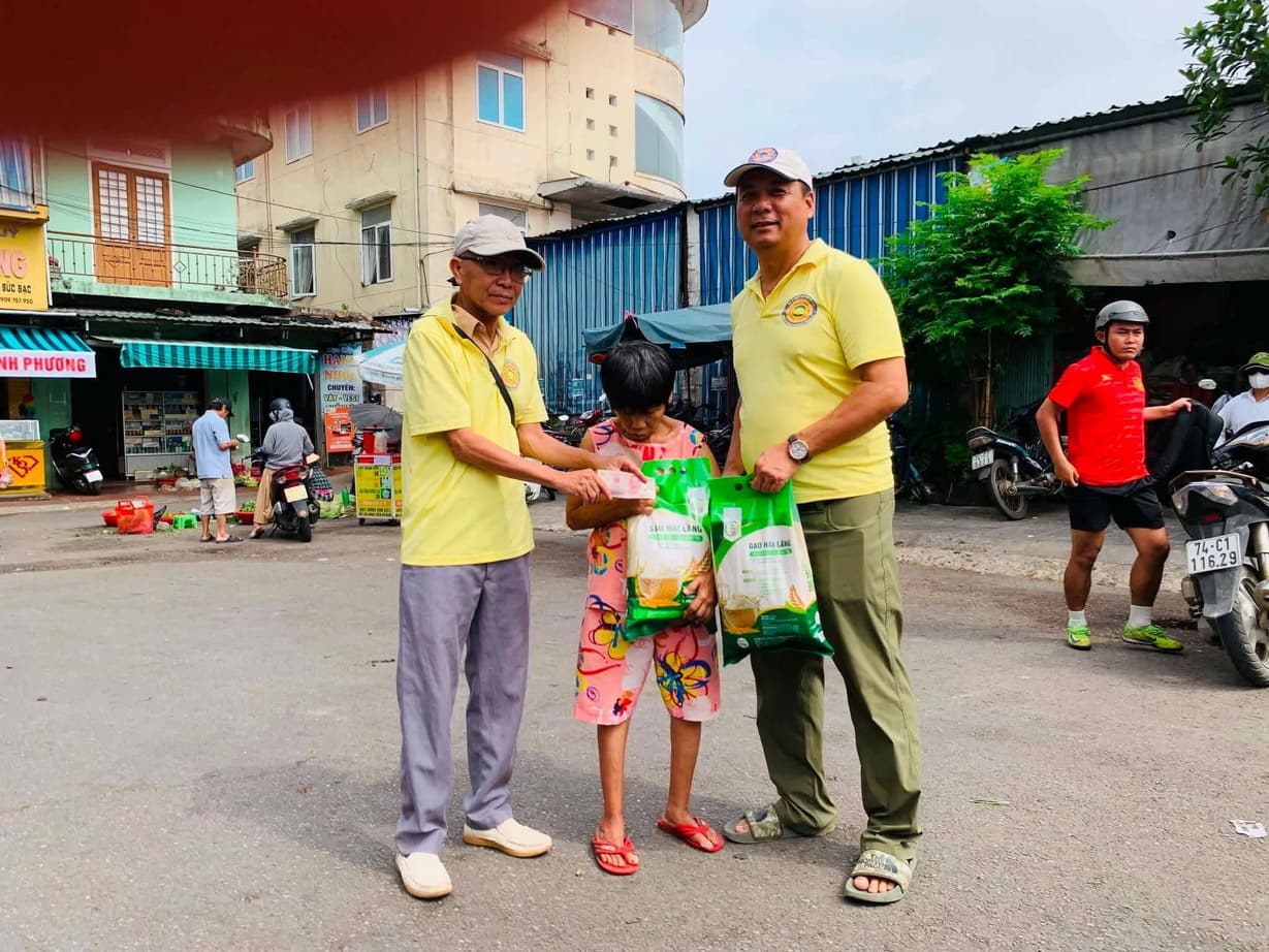Từ thiện mùa Phật đản — 113