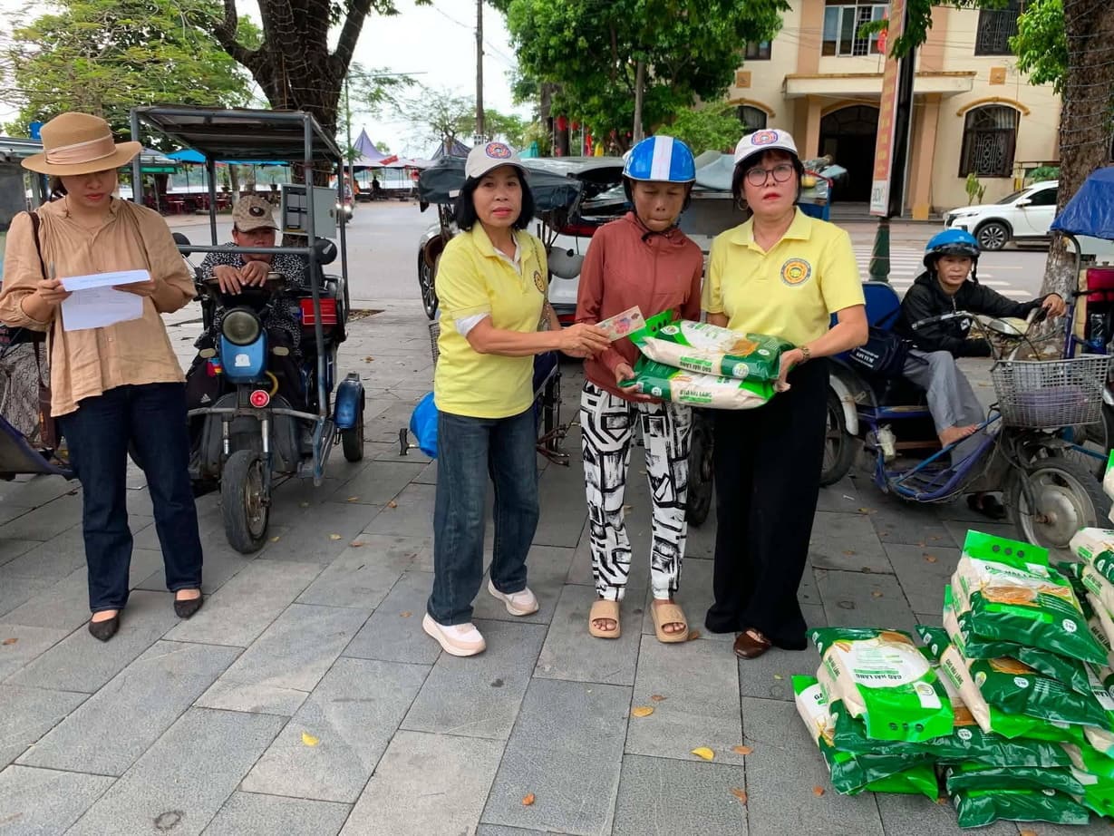 Từ thiện mùa Phật đản — 112