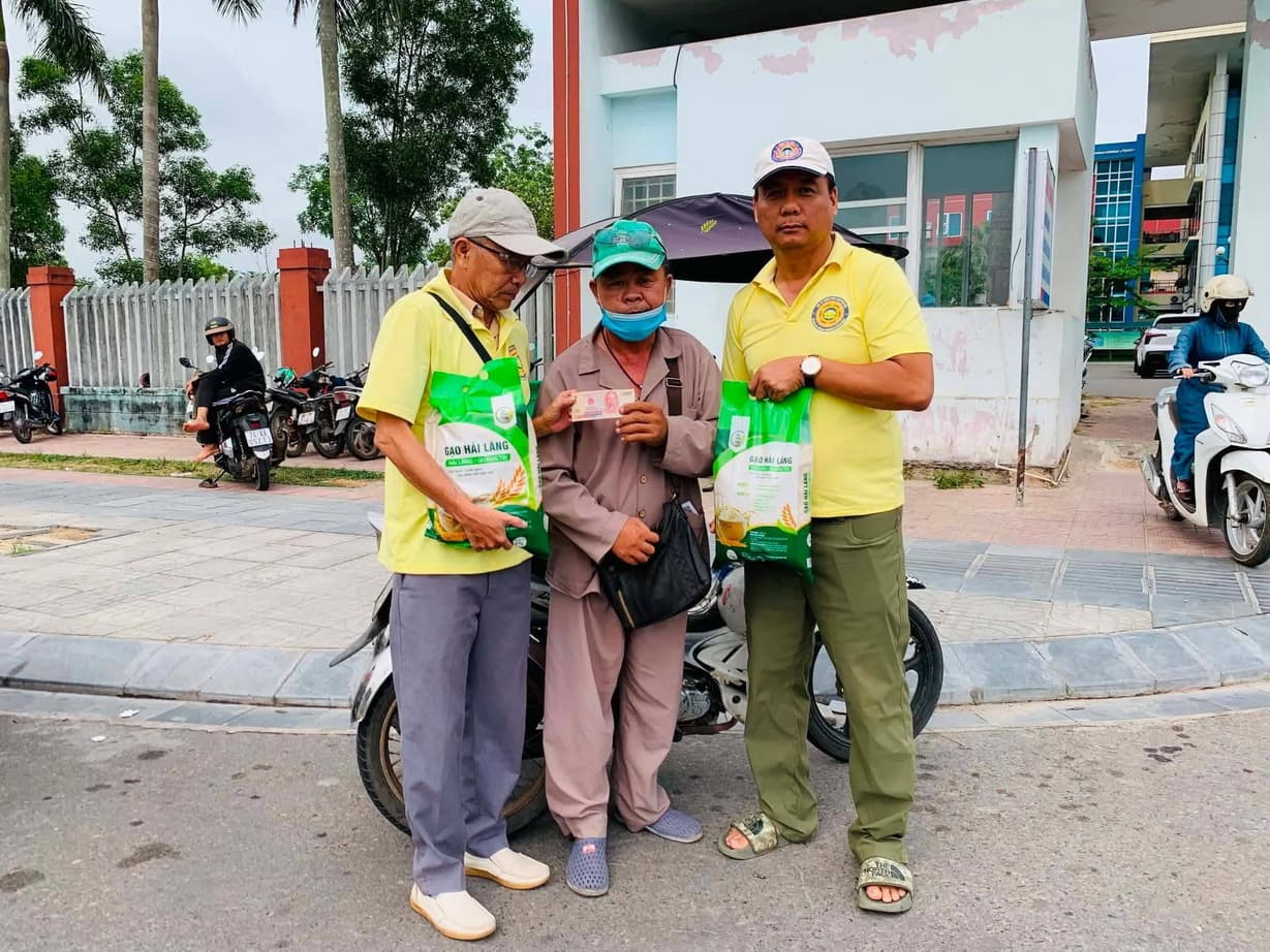 Từ thiện mùa Phật đản — 111