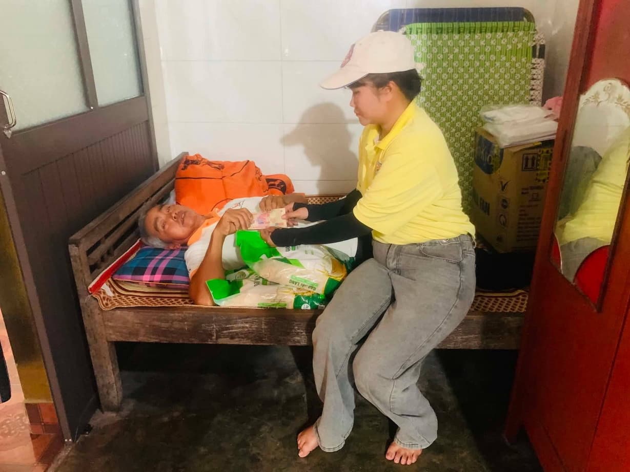 Từ thiện mùa Phật đản — 110