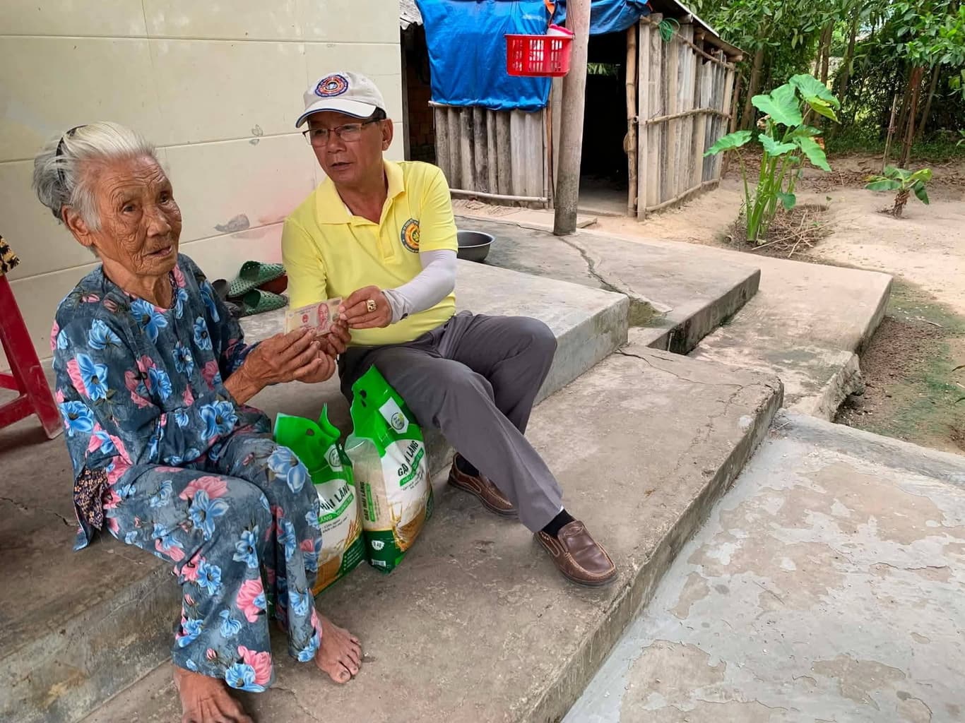 Từ thiện mùa Phật đản — 14