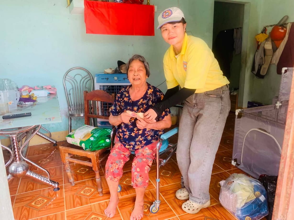 Từ thiện mùa Phật đản — 108