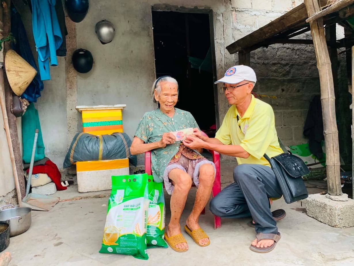 Từ thiện mùa Phật đản — 104