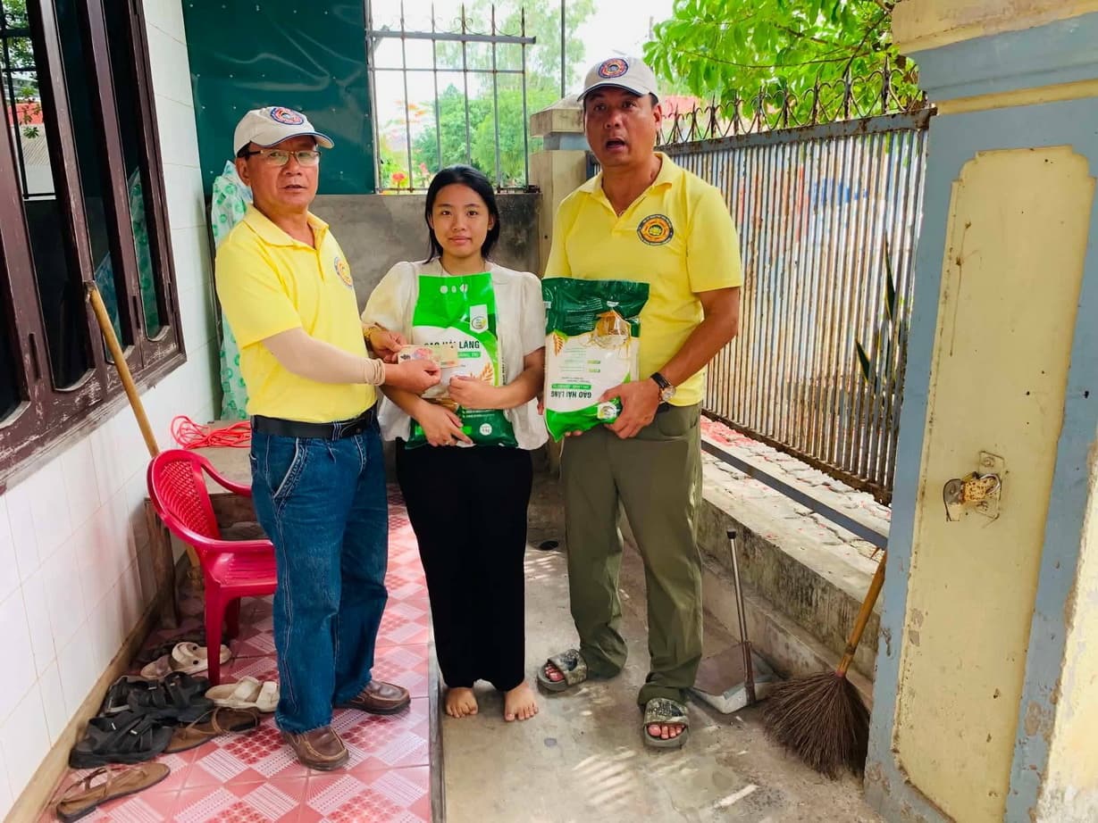 Từ thiện mùa Phật đản — 103