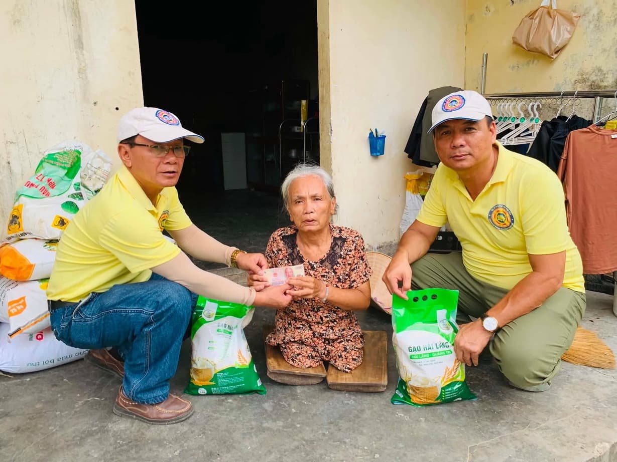 Từ thiện mùa Phật đản — 102