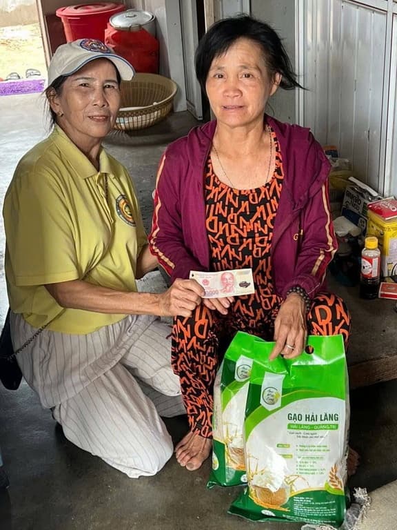 Từ thiện mùa Phật đản — 100