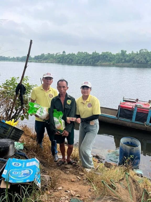 Từ thiện mùa Phật đản — 99