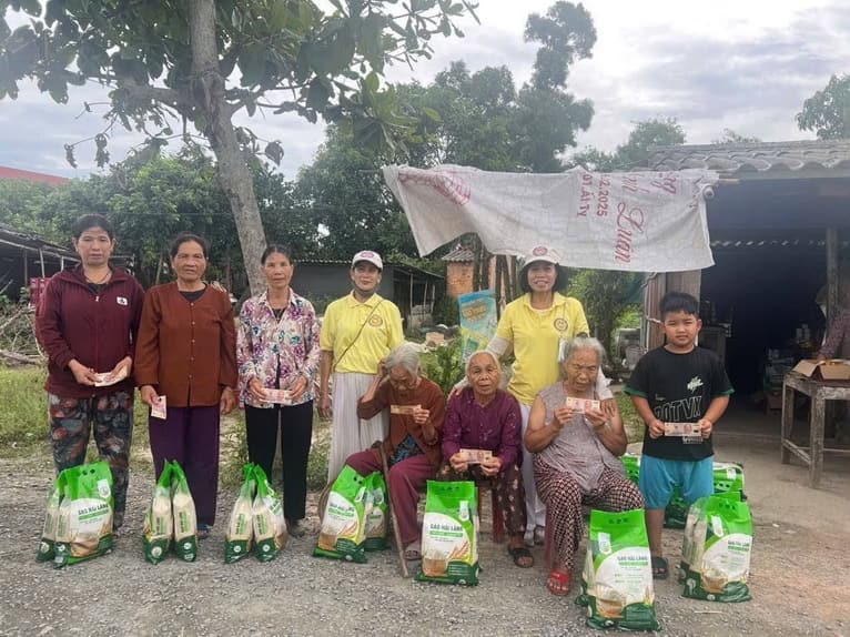 Từ thiện mùa Phật đản — 98