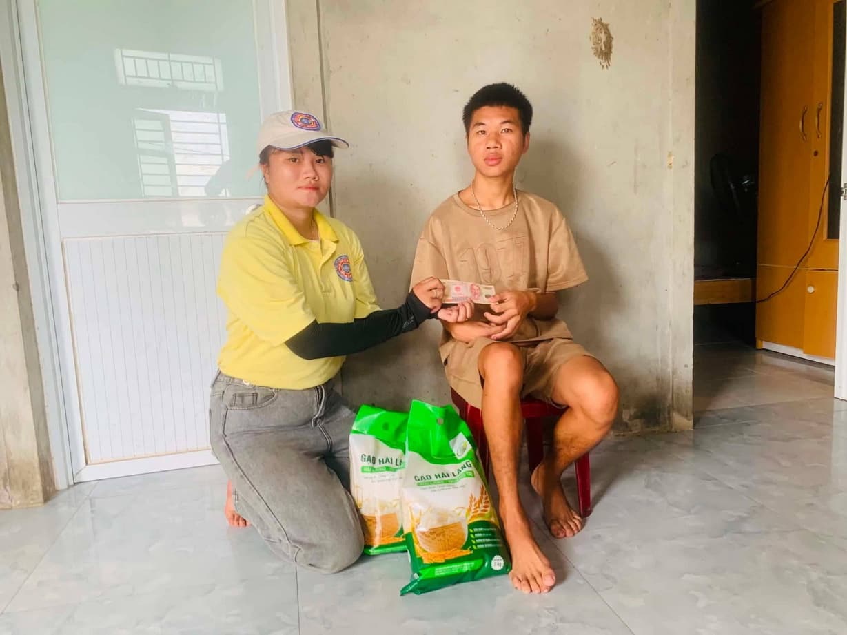Từ thiện mùa Phật đản — 97