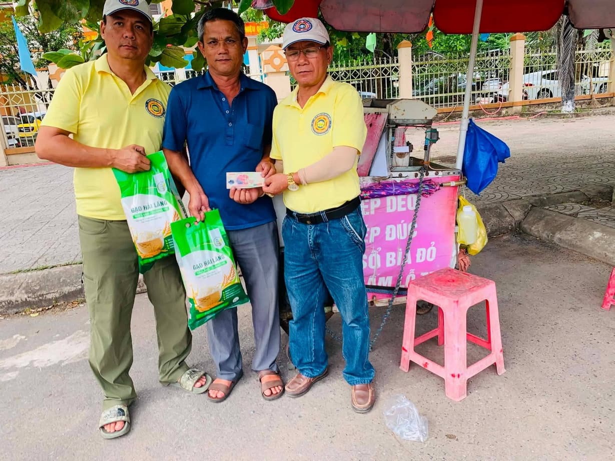 Từ thiện mùa Phật đản — 96
