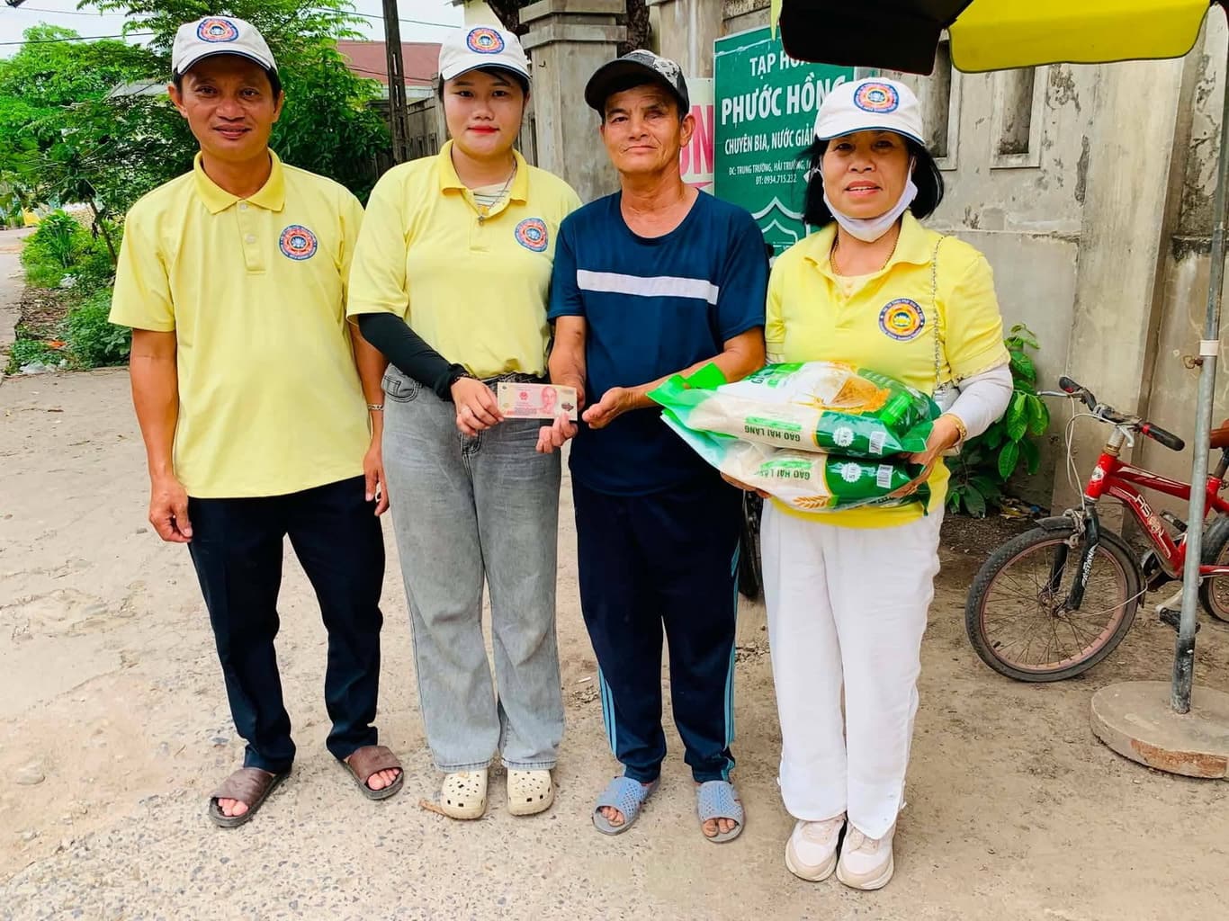 Từ thiện mùa Phật đản — 8