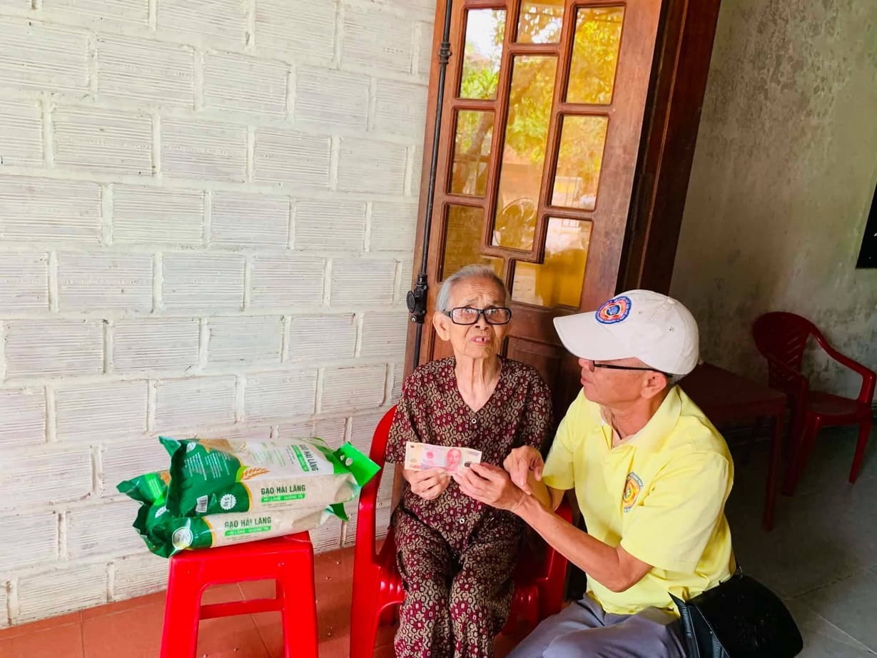 Từ thiện mùa Phật đản — 95