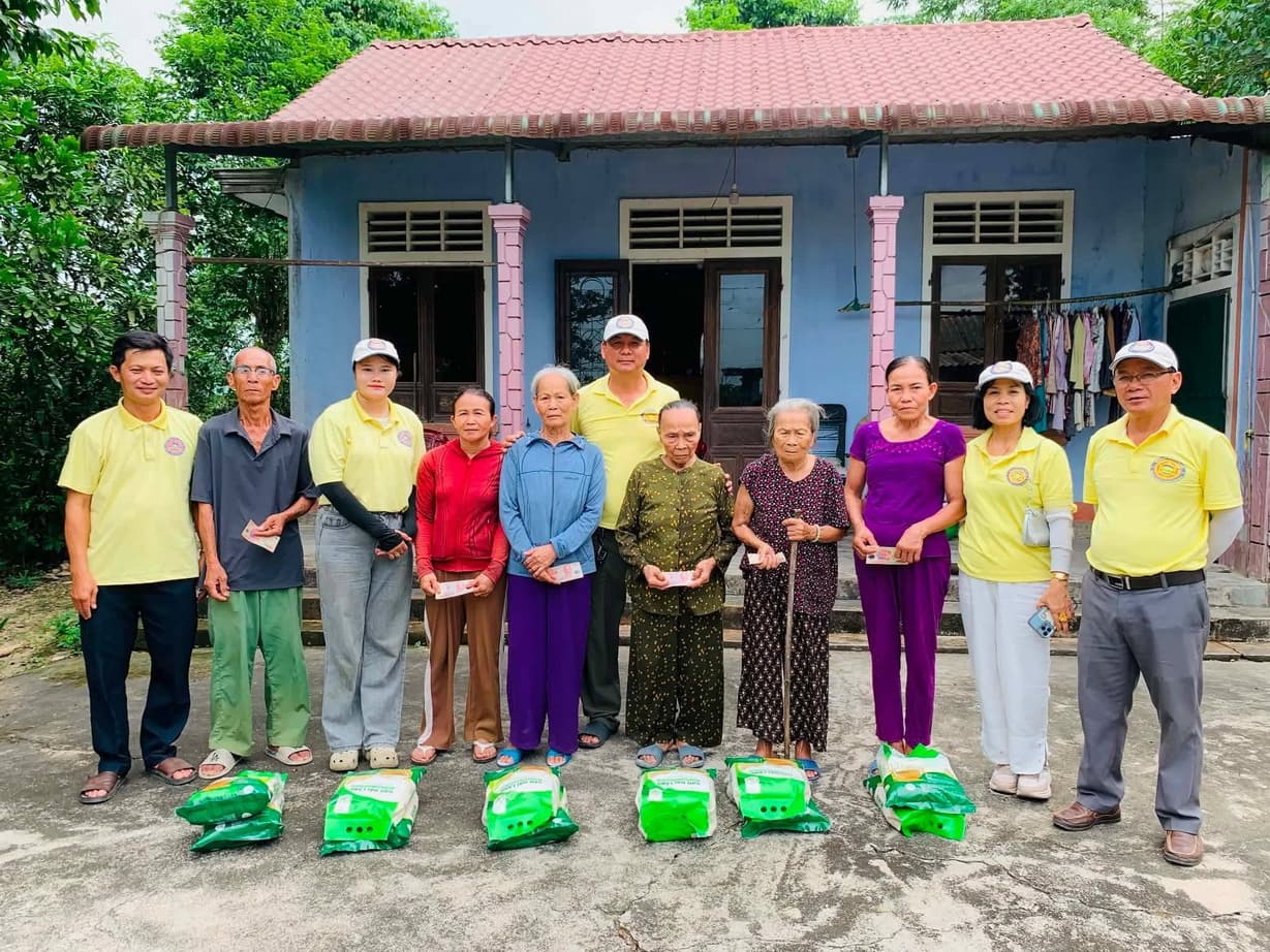 Từ thiện mùa Phật đản — 93