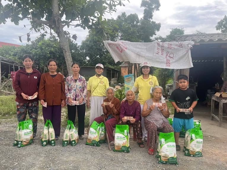 Từ thiện mùa Phật đản — 90