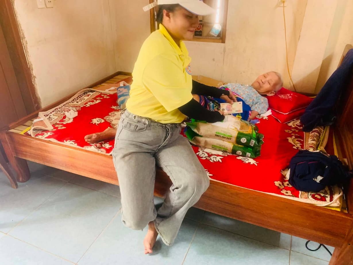 Từ thiện mùa Phật đản — 89