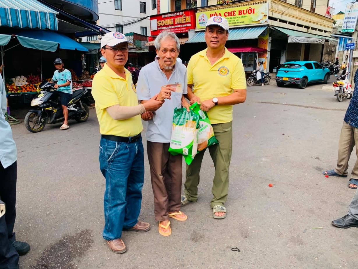 Từ thiện mùa Phật đản — 88