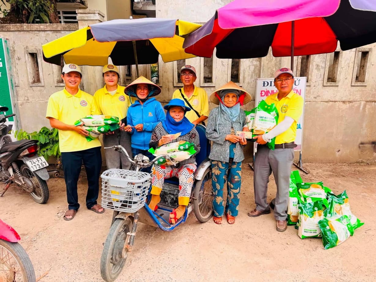 Từ thiện mùa Phật đản — 87