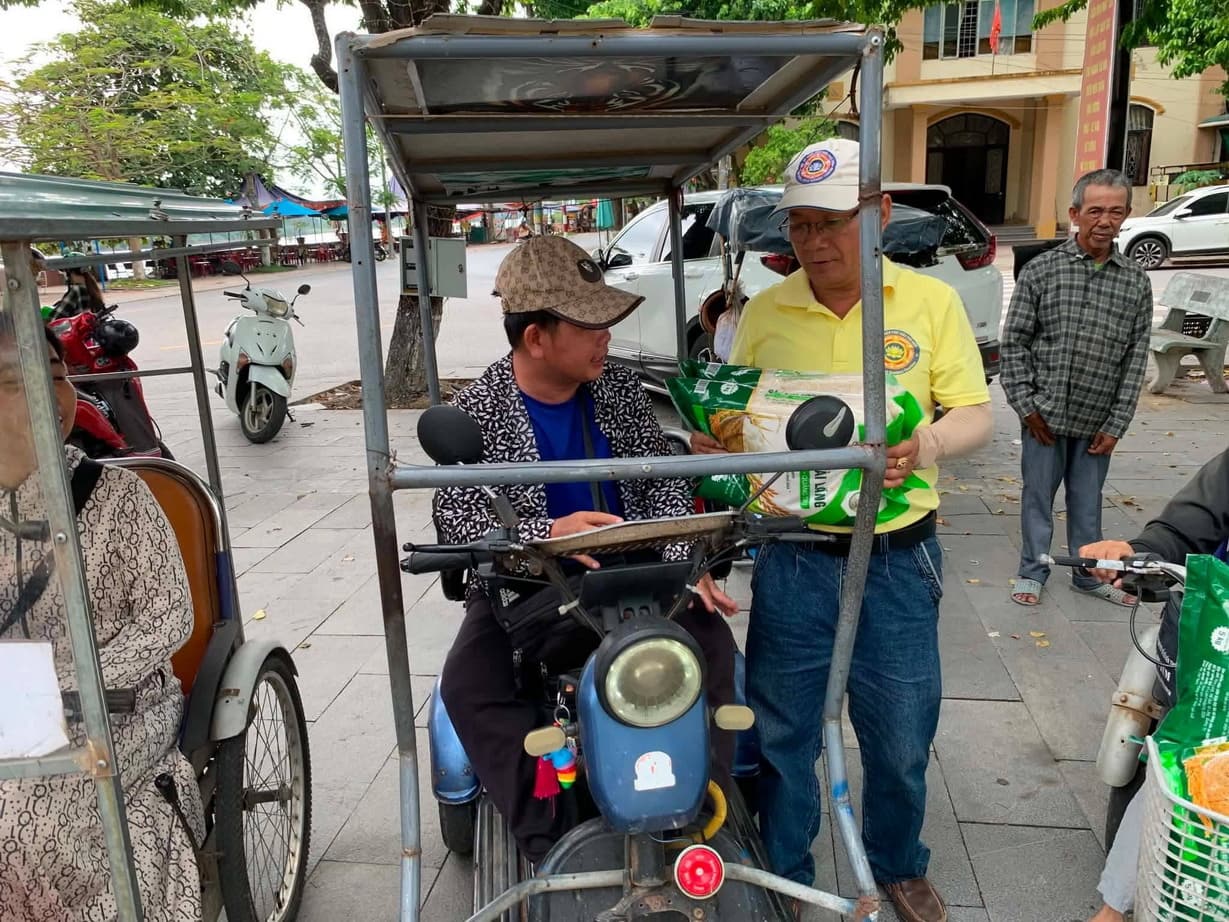 Từ thiện mùa Phật đản — 86