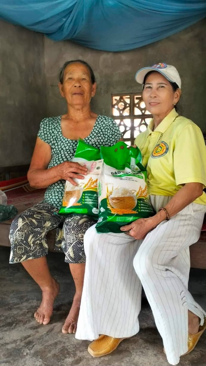 Từ thiện mùa Phật đản — 82