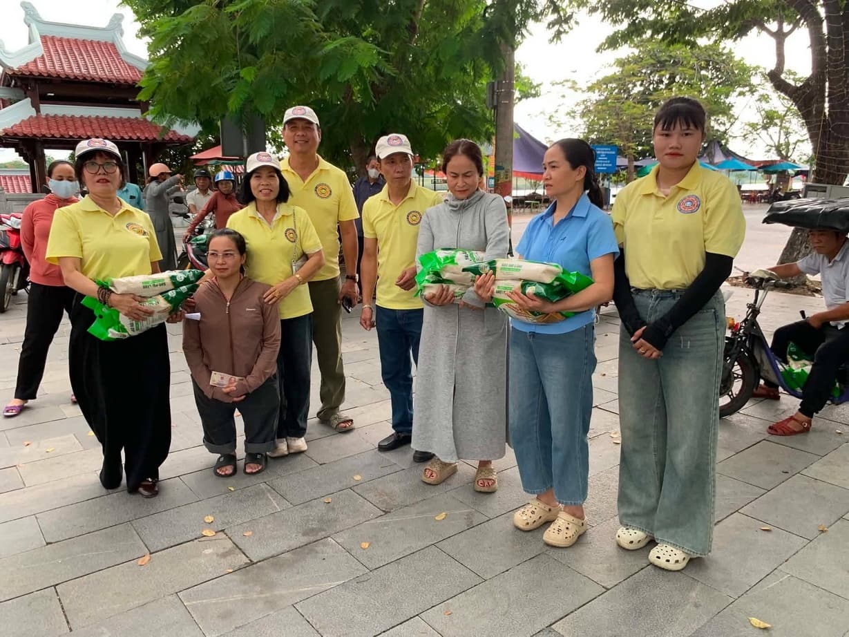 Từ thiện mùa Phật đản — 85