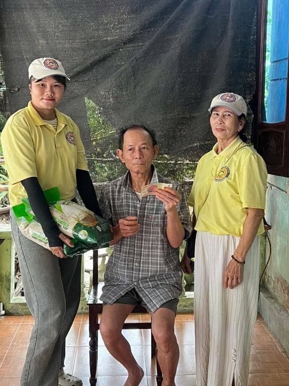 Từ thiện mùa Phật đản — 80