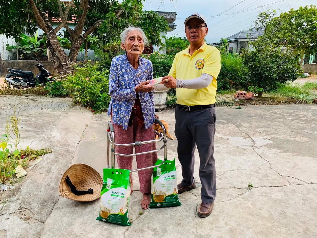 Từ thiện mùa Phật đản — 79