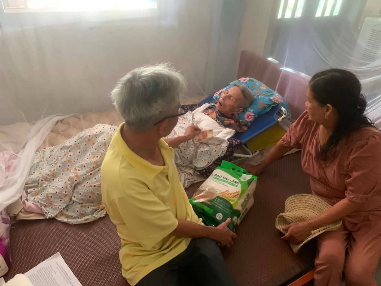 Từ thiện mùa Phật đản — 77
