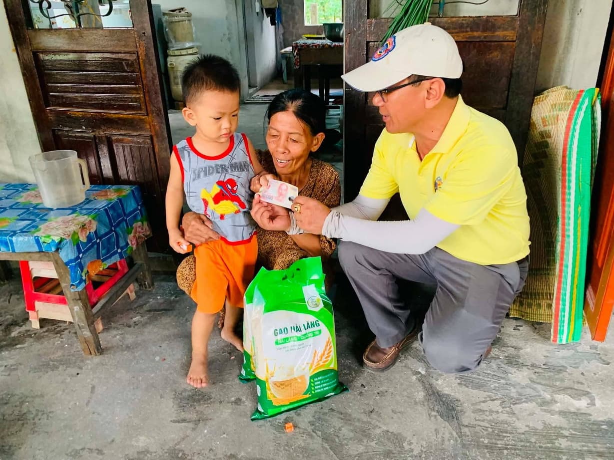 Từ thiện mùa Phật đản — 75