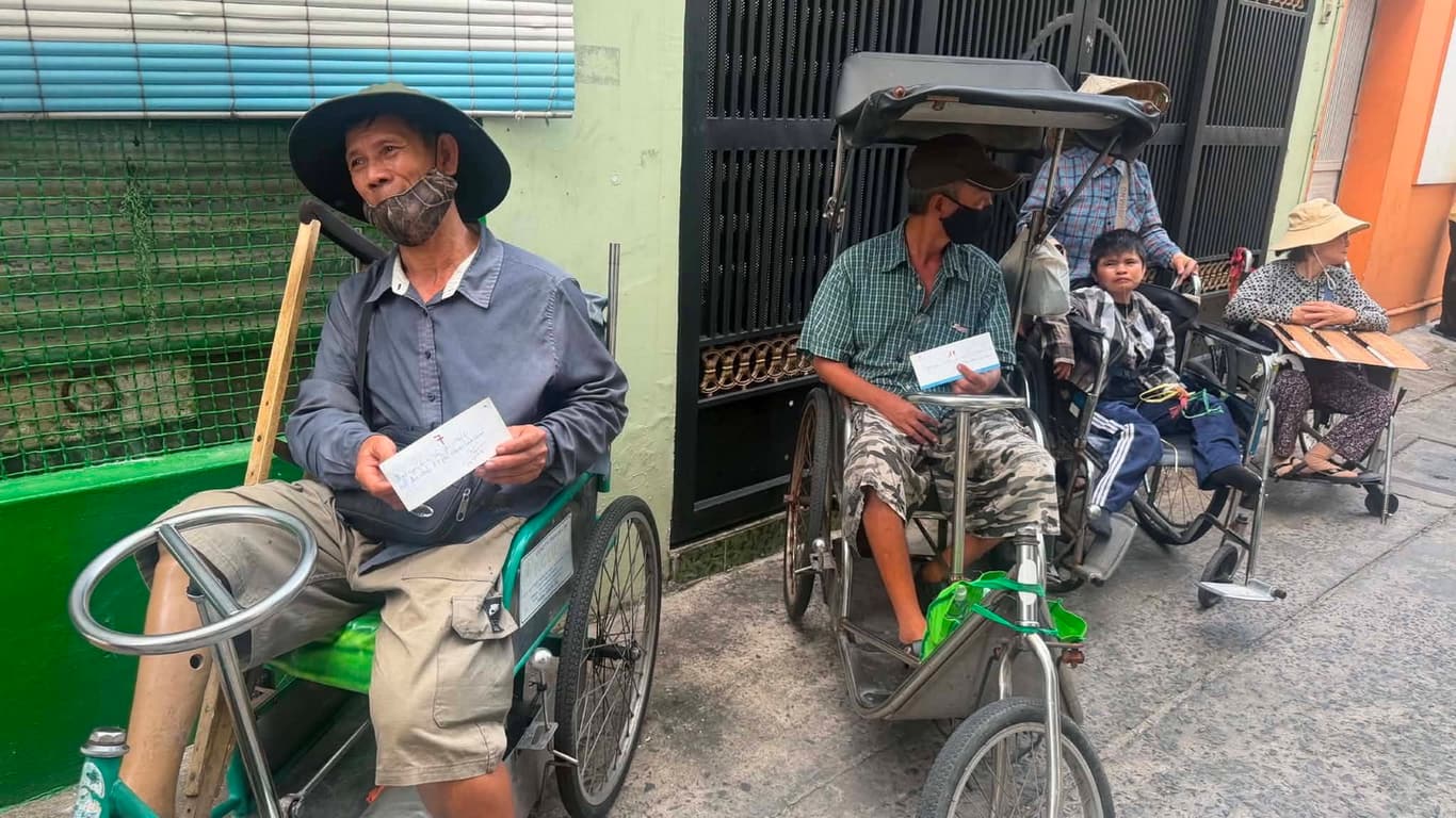 Từ thiện mùa Phật đản — 20
