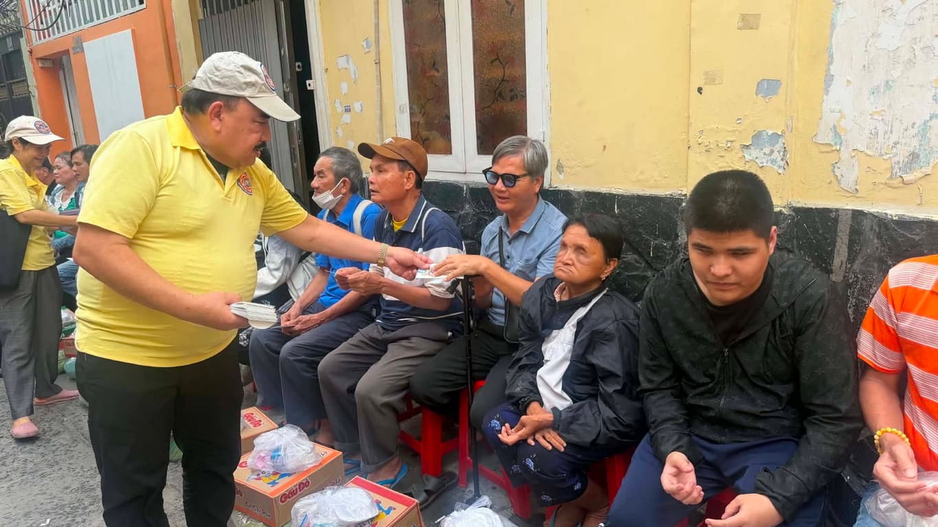 Từ thiện mùa Phật đản — 19