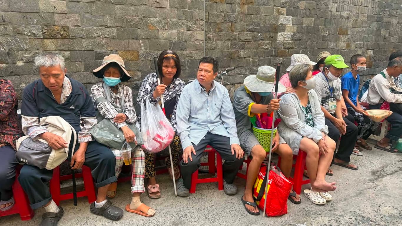 Từ thiện mùa Phật đản