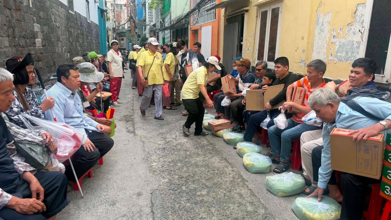 Từ thiện mùa Phật đản — 17